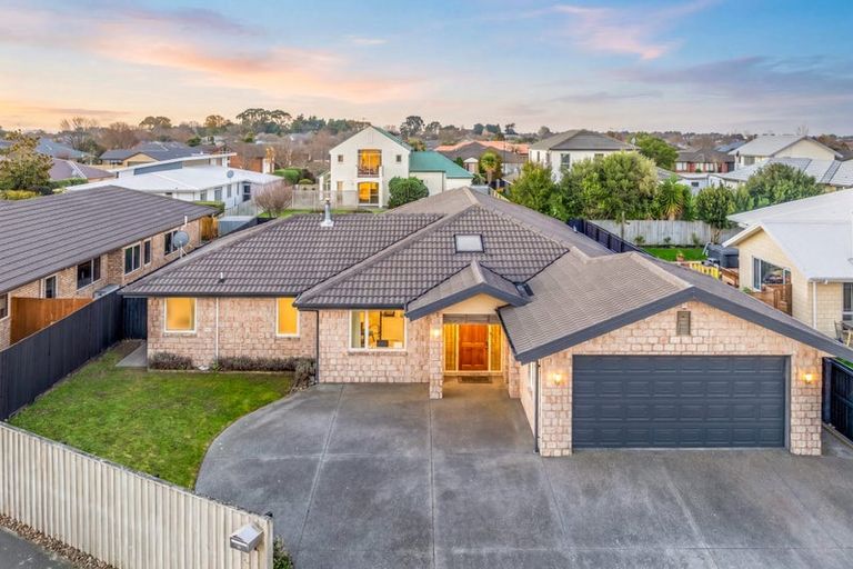 Photo of property in 17 Cunneen Place, Aidanfield, Christchurch, 8025