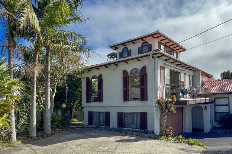 Photo of property in 1/918 Beach Road, Waiake, Auckland, 0630