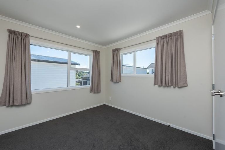 Photo of property in 2/20 Glanmire Road, Newlands, Wellington, 6037