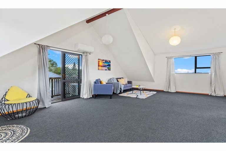 Photo of property in 2/58 Hillcrest Avenue, Hillcrest, Auckland, 0627