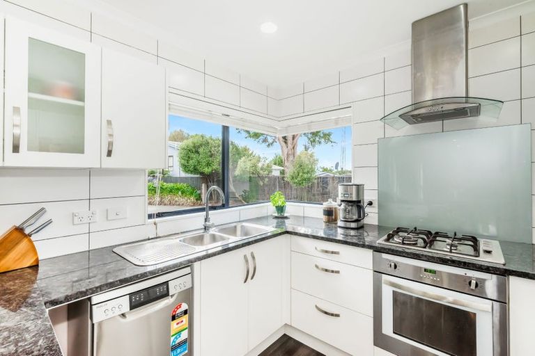 Photo of property in 18 Robert Grove, Paraparaumu, 5032