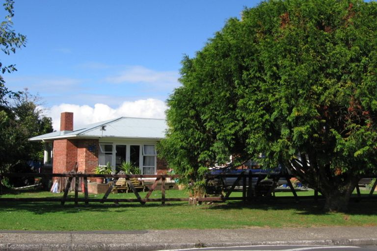 Photo of property in 81 Gloria Avenue, Te Atatu Peninsula, Auckland, 0610