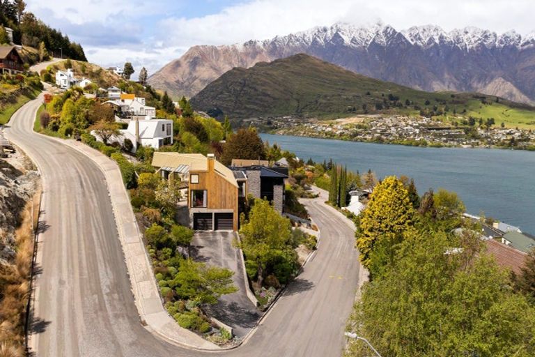 Photo of property in 9 Wakatipu Heights, Queenstown, 9300