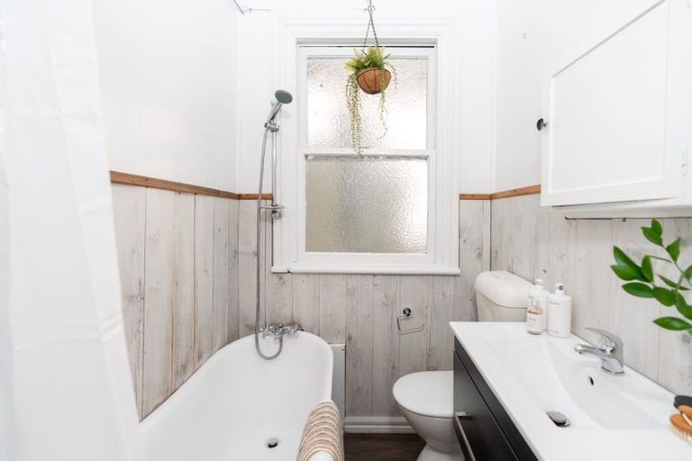 Photo of property in 58 Fairview Crescent, Kelburn, Wellington, 6012