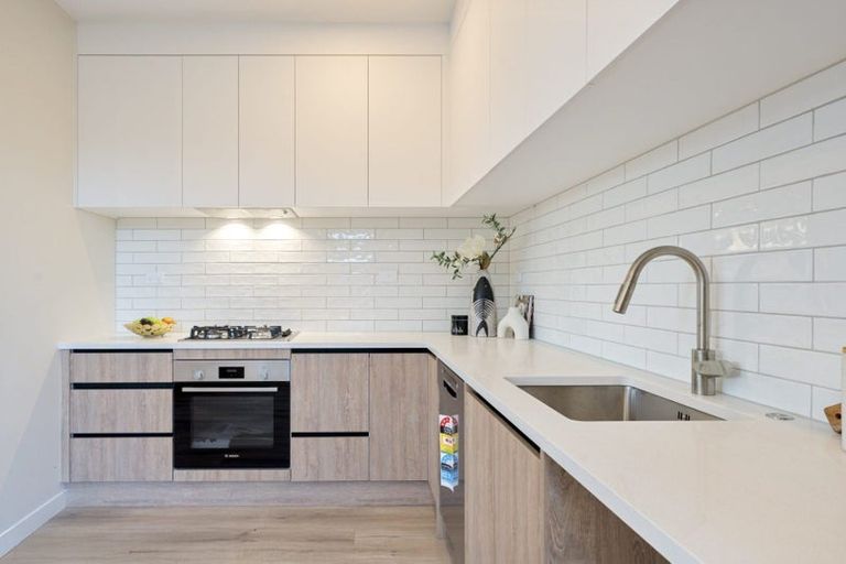 Photo of property in 2/5 Hereford Street, Te Atatu Peninsula, Auckland, 0610