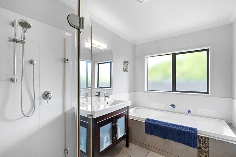 Photo of property in 11b Montrose Place, Highlands Park, New Plymouth, 4312