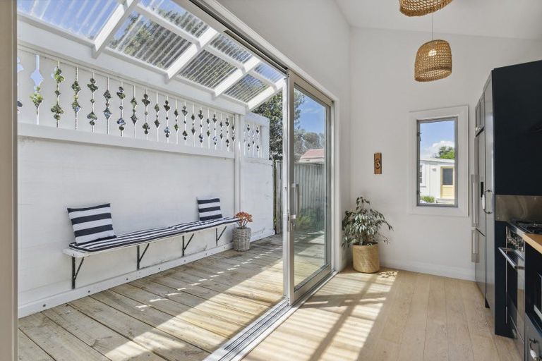 Photo of property in 201 Onepu Road, Lyall Bay, Wellington, 6022