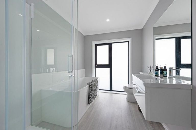 Photo of property in 5 Cessna Way, Newlands, Wellington, 6037