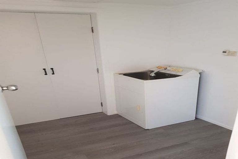 Photo of property in 28-28b Jane Grove, Paparangi, Wellington, 6037