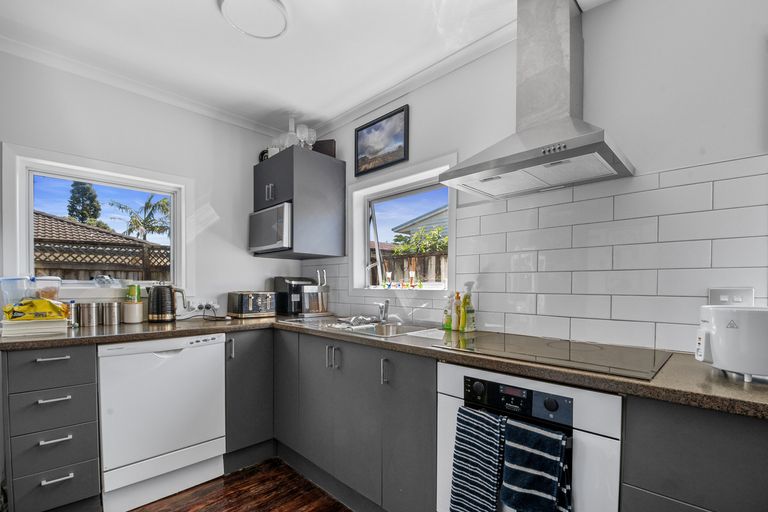 Photo of property in 1 River Road, Te Atatu Peninsula, Auckland, 0610