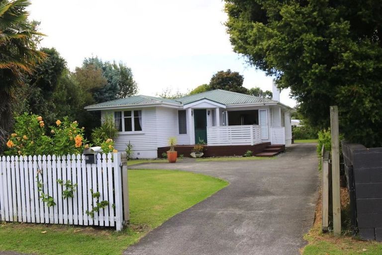 Photo of property in 27 Taikata Road, Te Atatu Peninsula, Auckland, 0610
