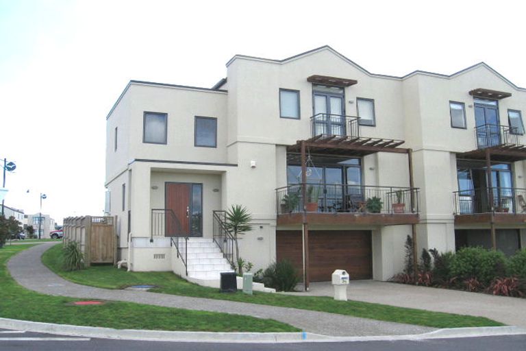 Photo of property in 34 Provence Esplanade, Te Atatu Peninsula, Auckland, 0610