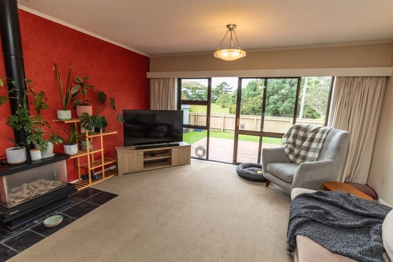 Photo of property in 9 Pinkerton Grove, Newlands, Wellington, 6037