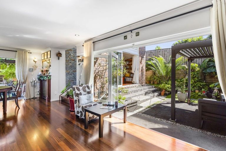 Photo of property in 74 Travis View Drive, Fairview Heights, Auckland, 0632