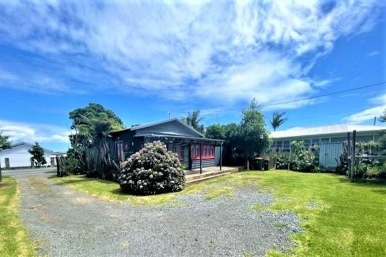 Photo of property in 70 Mckenzie Road, Mangere Bridge, Auckland, 2022