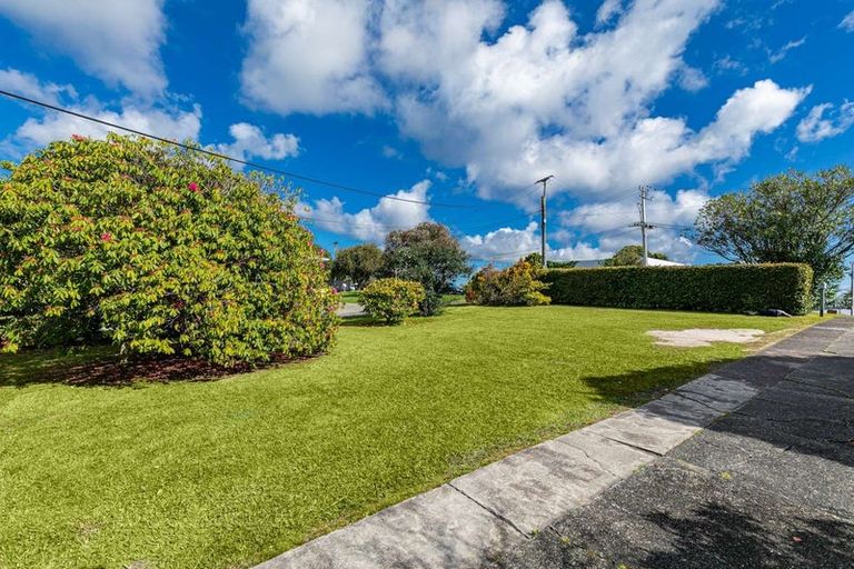 Photo of property in 16 Knights Road, Rothesay Bay, Auckland, 0630