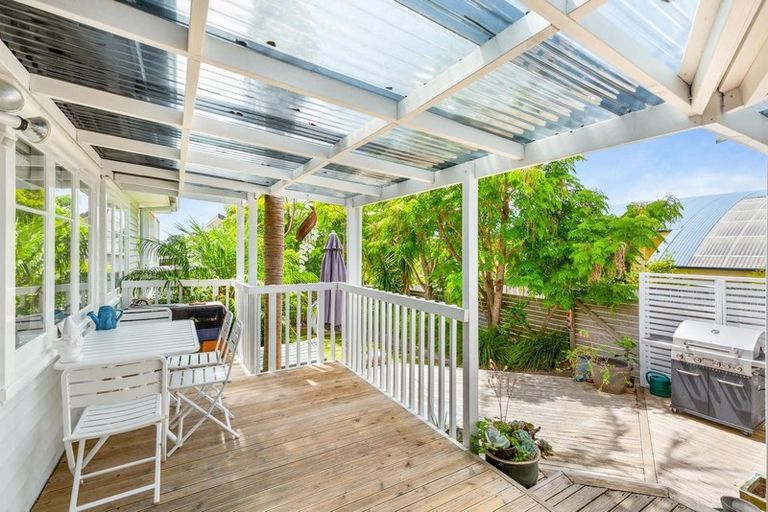 Photo of property in 46 Renata Crescent, Te Atatu Peninsula, Auckland, 0610