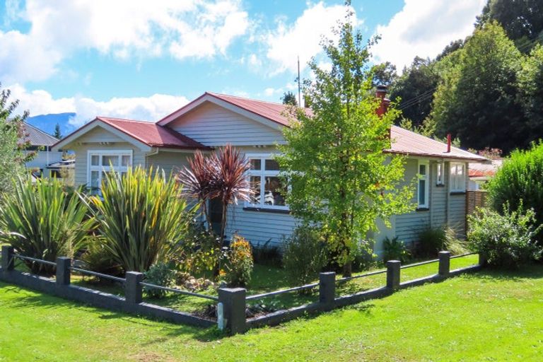 Photo of property in 4 Broadway, Reefton, 7830
