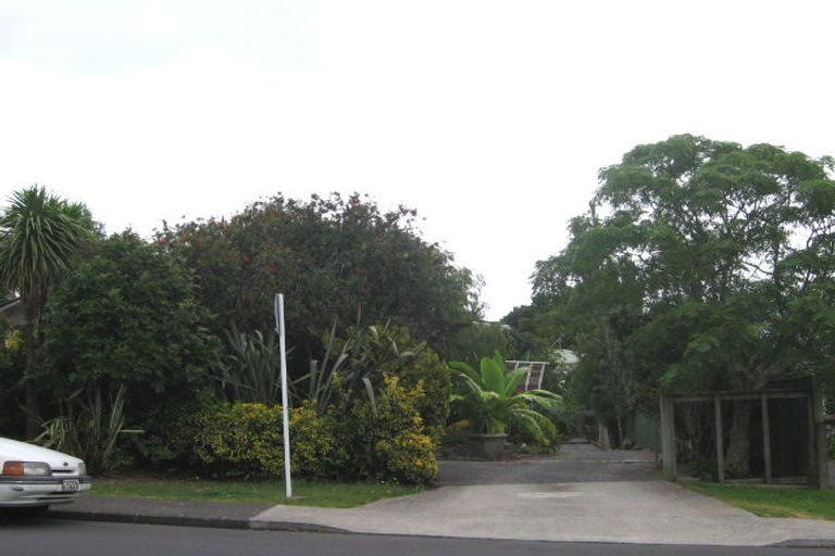 Photo of property in 2/22 Kaipatiki Road, Glenfield, Auckland, 0629