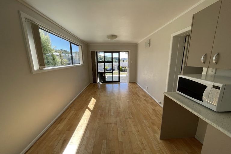 Photo of property in 34 Southern Cross Crescent, Island Bay, Wellington, 6023