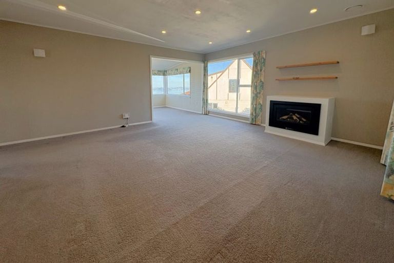 Photo of property in 5 Oakleigh Street, Maungaraki, Lower Hutt, 5010