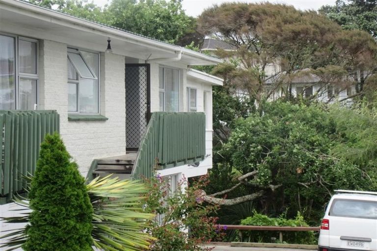 Photo of property in 2/14 Lake Road, Northcote, Auckland, 0627