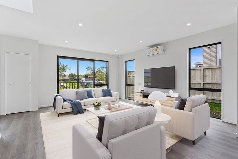 Photo of property in 16 Riria Crescent, Takanini, 2112