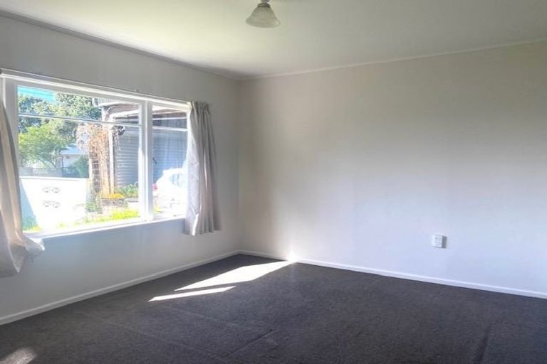 Photo of property in 4 Queen Mary Avenue, New Lynn, Auckland, 0600