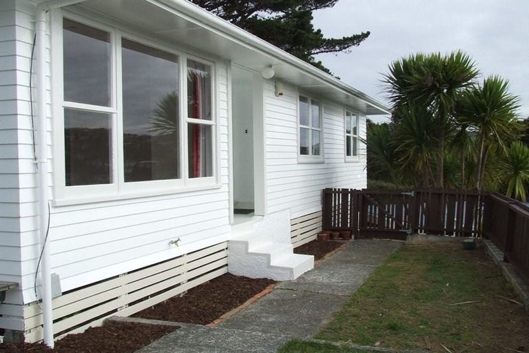 Photo of property in 4 Royston Way, Newlands, Wellington, 6037