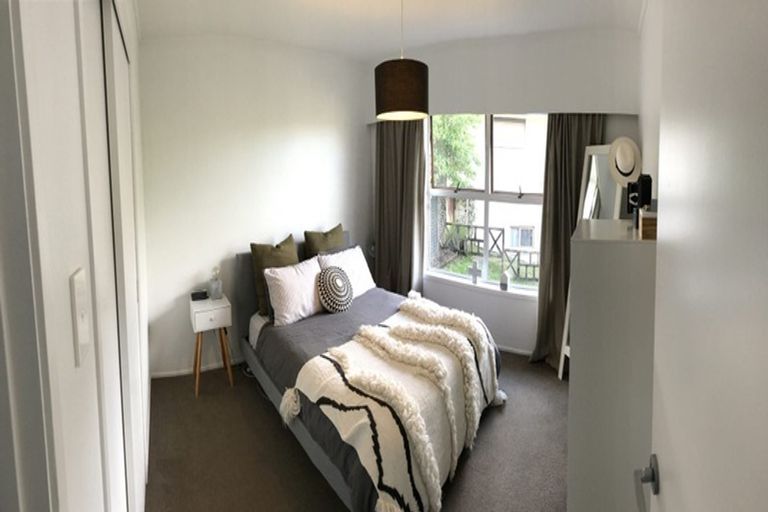 Photo of property in 1/54 Ayton Drive, Totara Vale, Auckland, 0629