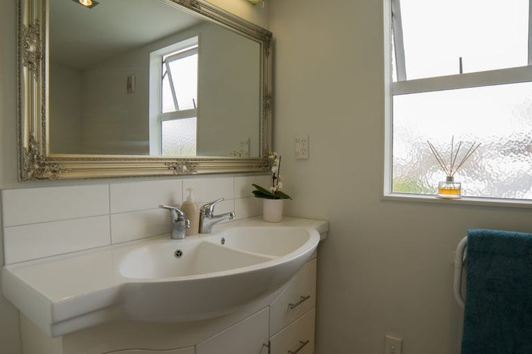 Photo of property in 13a Graham Avenue, Te Atatu Peninsula, Auckland, 0610