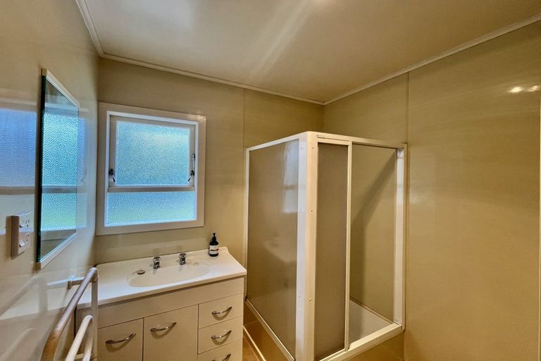Photo of property in 11 La Rosa Street, Green Bay, Auckland, 0604