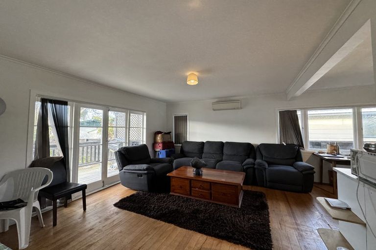 Photo of property in 9 Huruhuru Road, Massey, Auckland, 0614