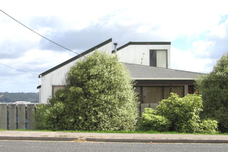 Photo of property in 2/46 Sunset Road, Unsworth Heights, Auckland, 0632
