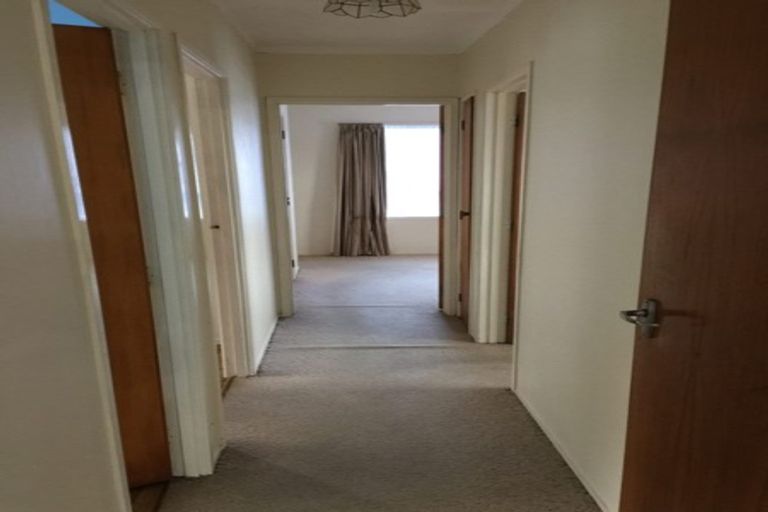 Photo of property in 1/3 Mcquoid Place, Glenfield, Auckland, 0629