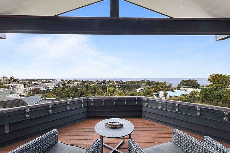 Photo of property in 9 Rahopara Street, Castor Bay, Auckland, 0620