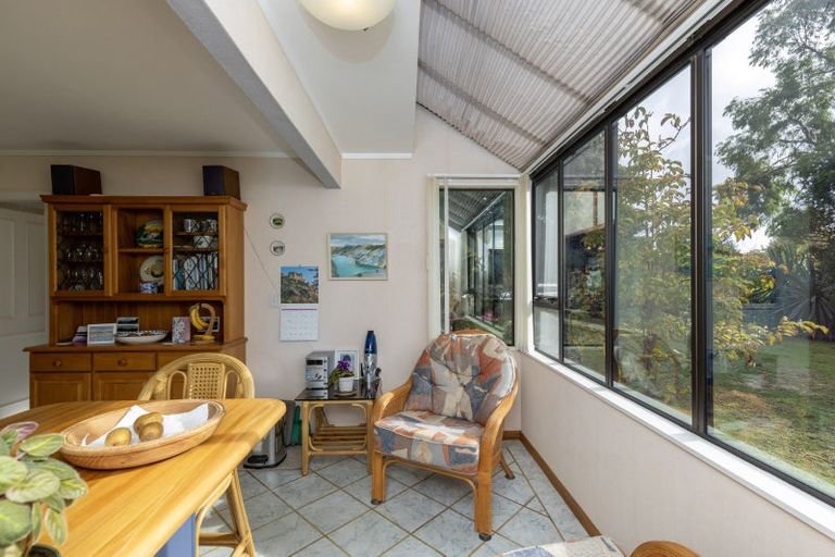Photo of property in 2 Lavinia Grove, Waikanae Beach, Waikanae, 5036
