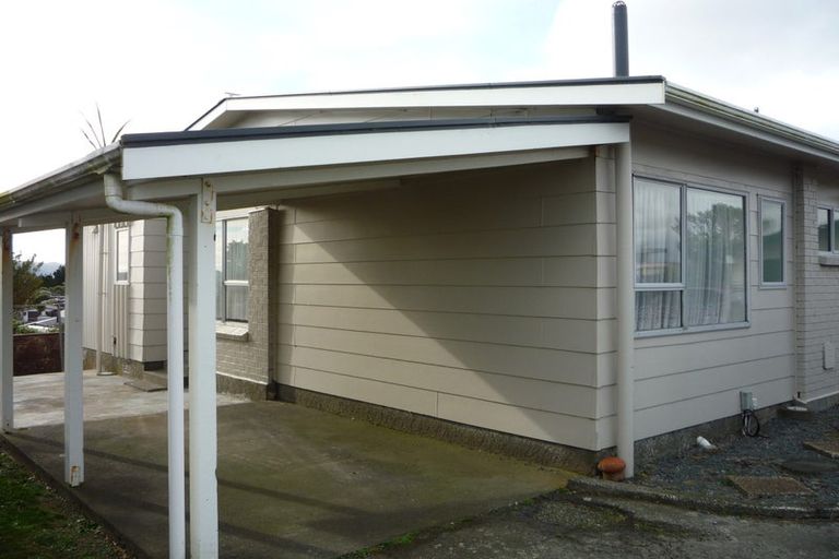 Photo of property in 15a Bayswater Place, Newlands, Wellington, 6037