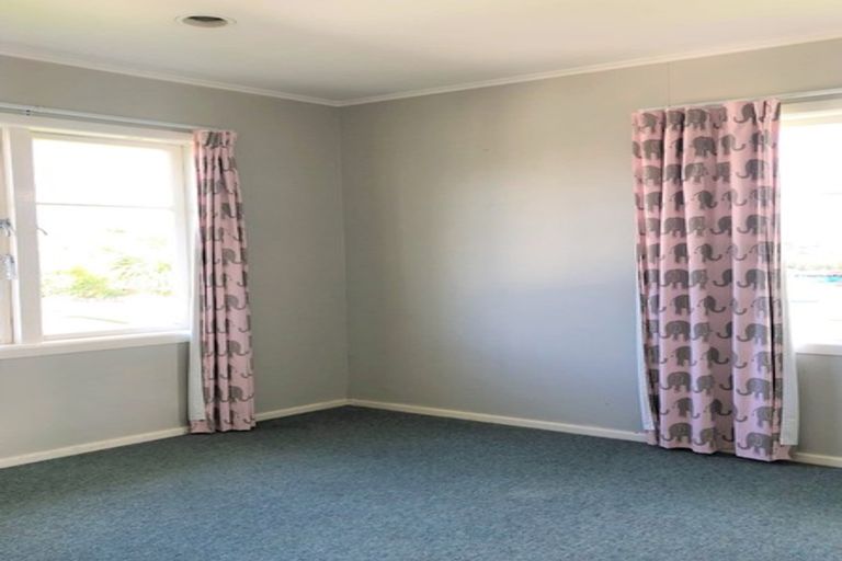 Photo of property in 42 Durham Street, Te Atatu Peninsula, Auckland, 0610