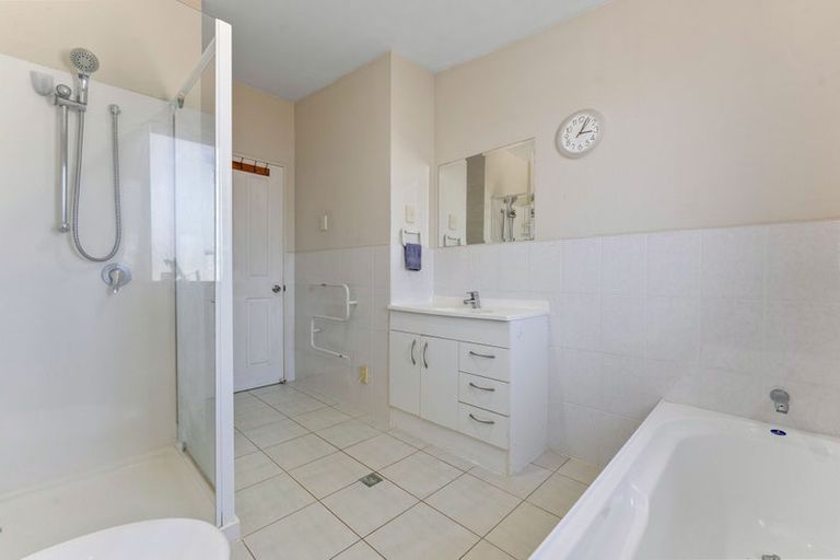 Photo of property in 4/3 Hulme Place, Henderson, Auckland, 0612