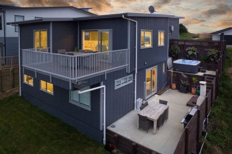 Photo of property in 36 Epic Way, Newlands, Wellington, 6037