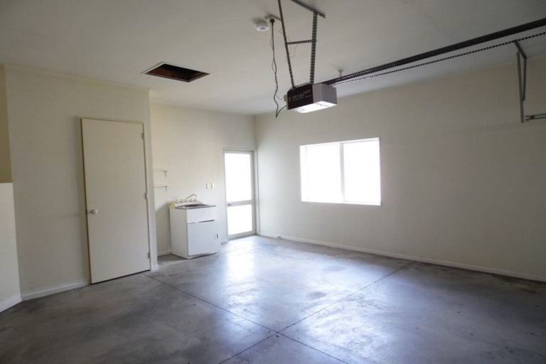 Photo of property in 72 Kingdale Road, Henderson, Auckland, 0610