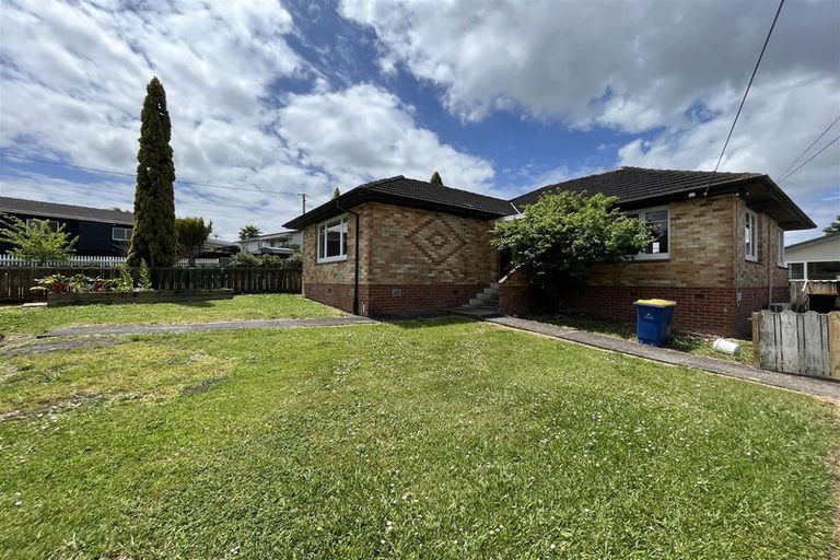 Photo of property in 2a/2 Matipo Road, Te Atatu Peninsula, Auckland, 0610