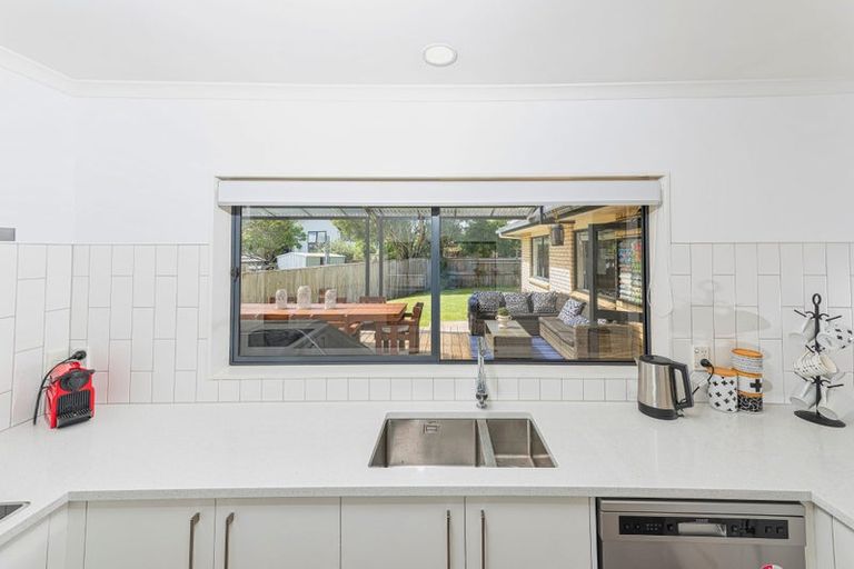 Photo of property in 12 Reybert Place, Massey, Auckland, 0614