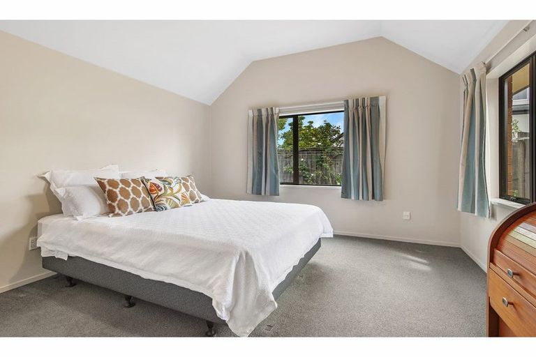 Photo of property in 35 Glenburn Place, Avonhead, Christchurch, 8042