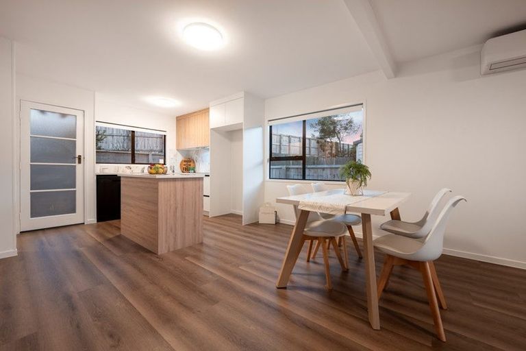 Photo of property in 2/17 Landsdale Place, Massey, Auckland, 0614