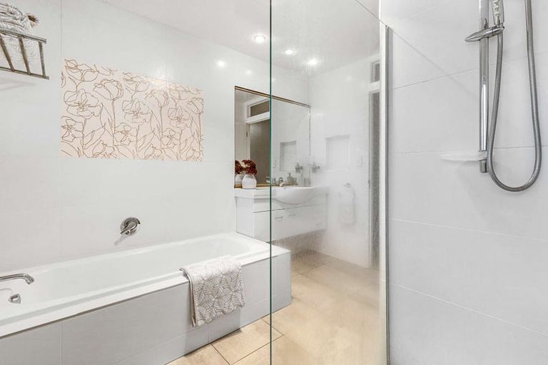 Photo of property in 10 Gemini Place, Kawaha Point, Rotorua, 3010