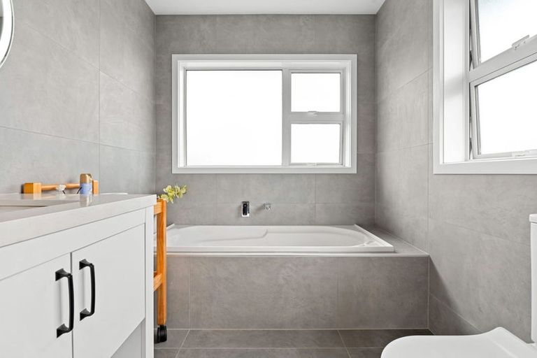 Photo of property in 1/7 Tudor Crescent, Chedworth, Hamilton, 3210