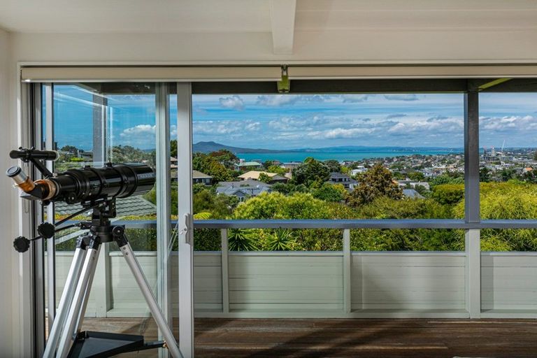 Photo of property in 25 Parr Terrace, Castor Bay, Auckland, 0620