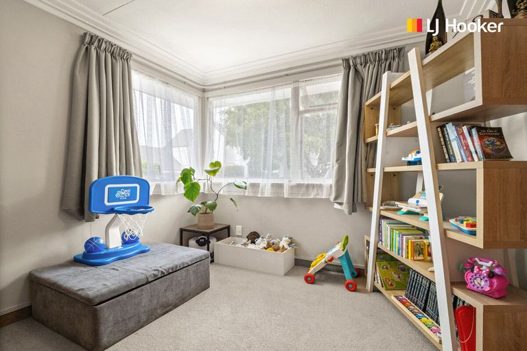 Photo of property in 73 Macandrew Road, South Dunedin, Dunedin, 9012